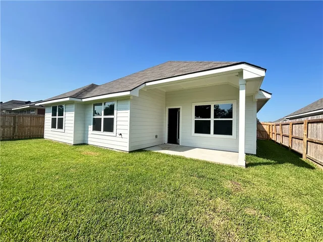a view of a house with backyard