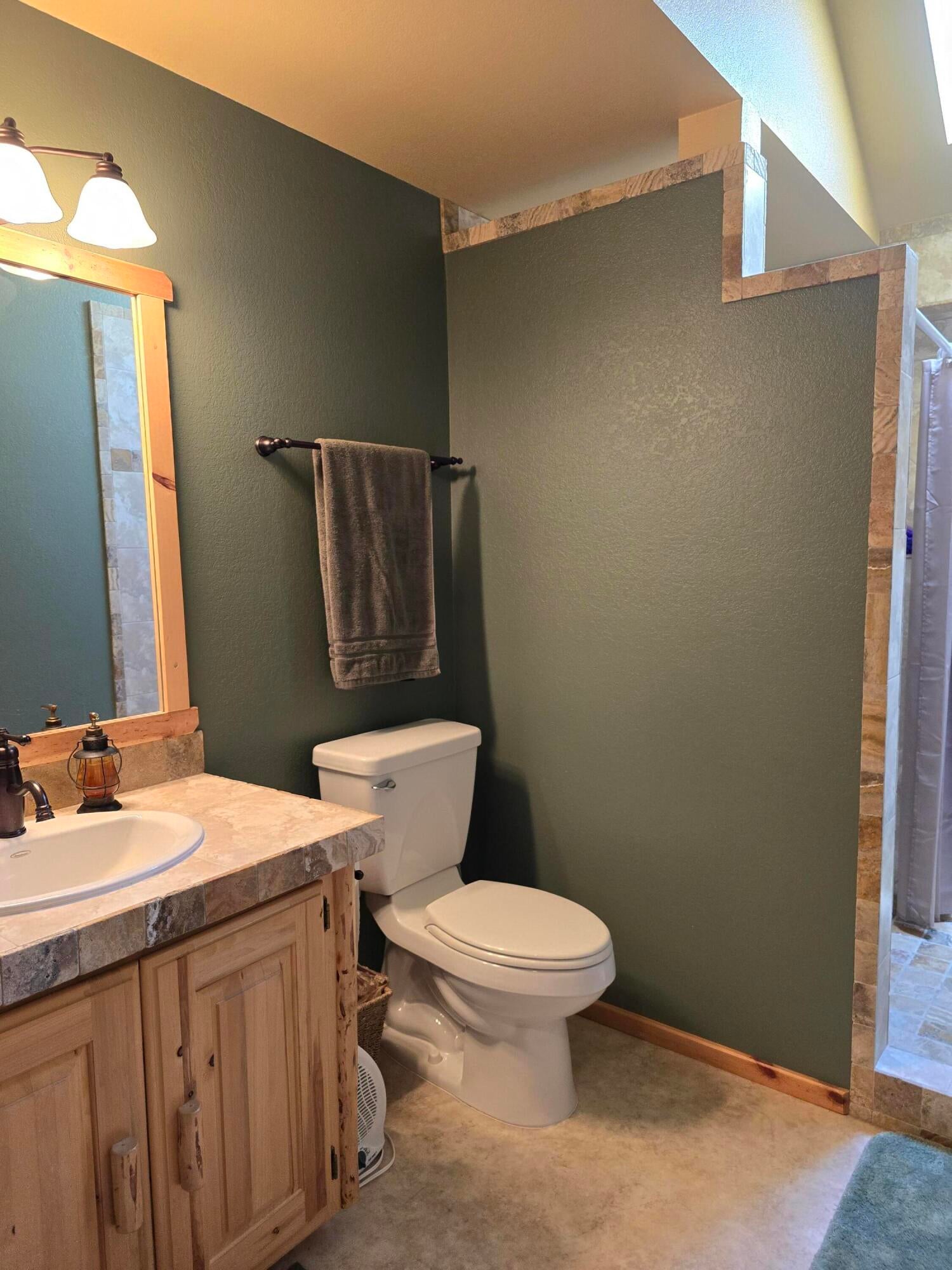 124055 2 Rivers Road Crescent Lake, OR 97733 - Photo 27 of 56 Master bath