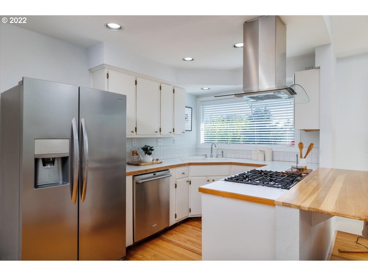 5114 Southwest View Point Terrace Portland, OR 97239 - Photo 11 of 30