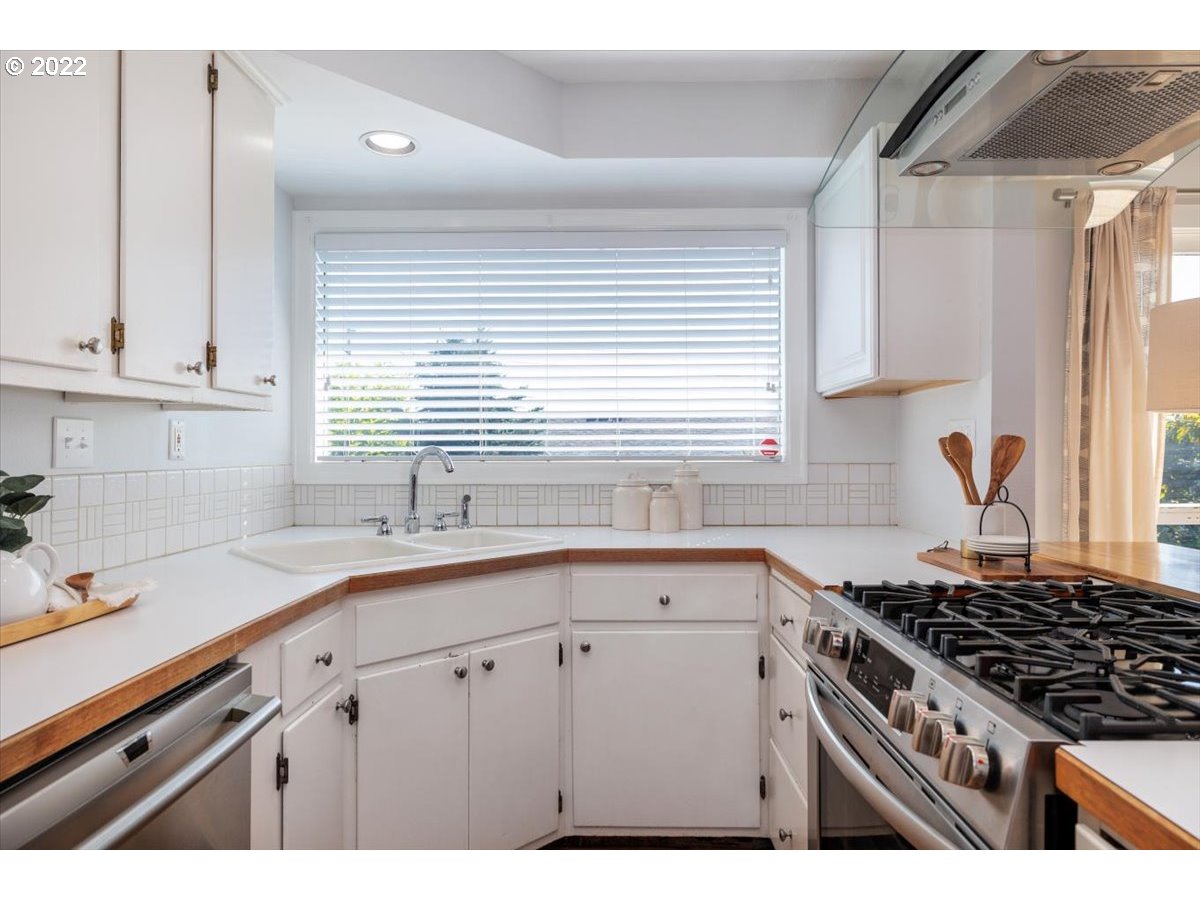 5114 Southwest View Point Terrace Portland, OR 97239 - Photo 12 of 30