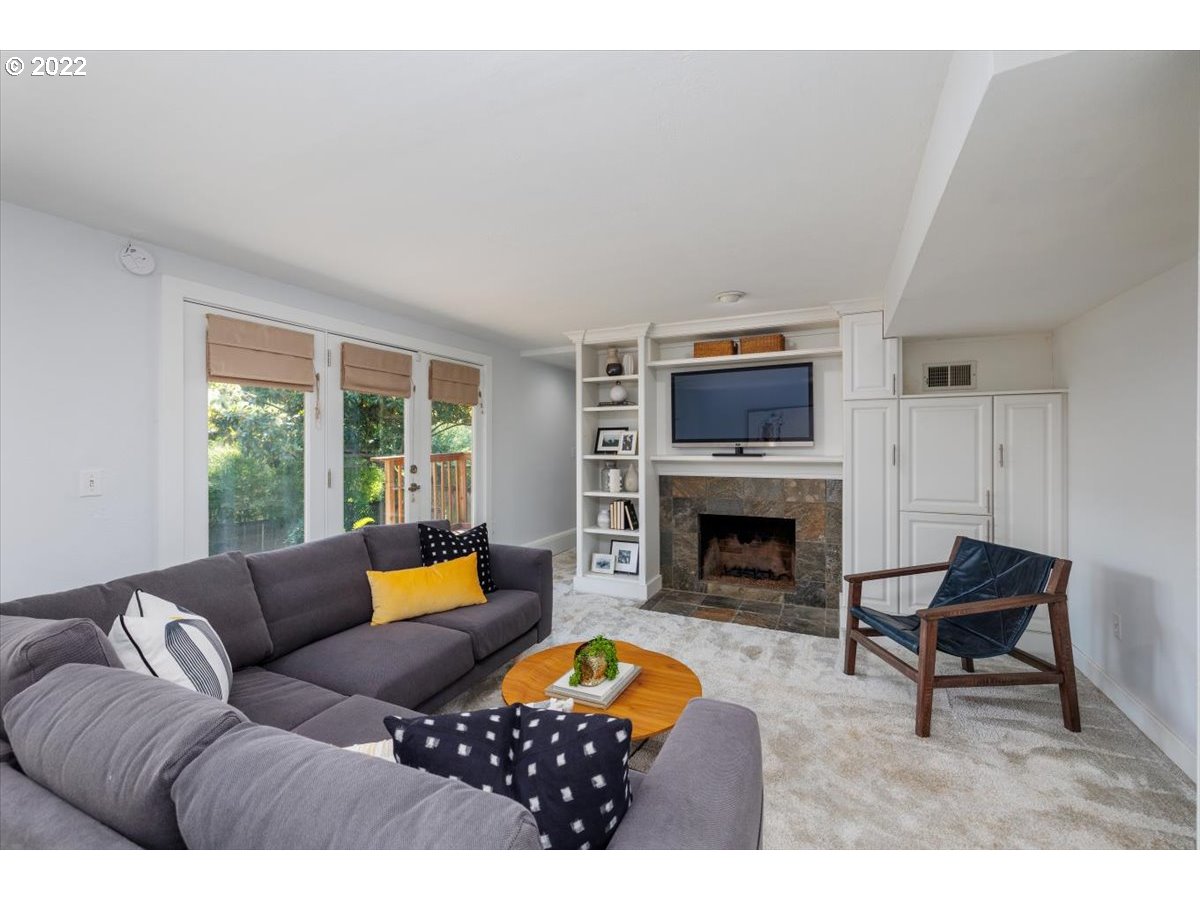5114 Southwest View Point Terrace Portland, OR 97239 - Photo 18 of 30