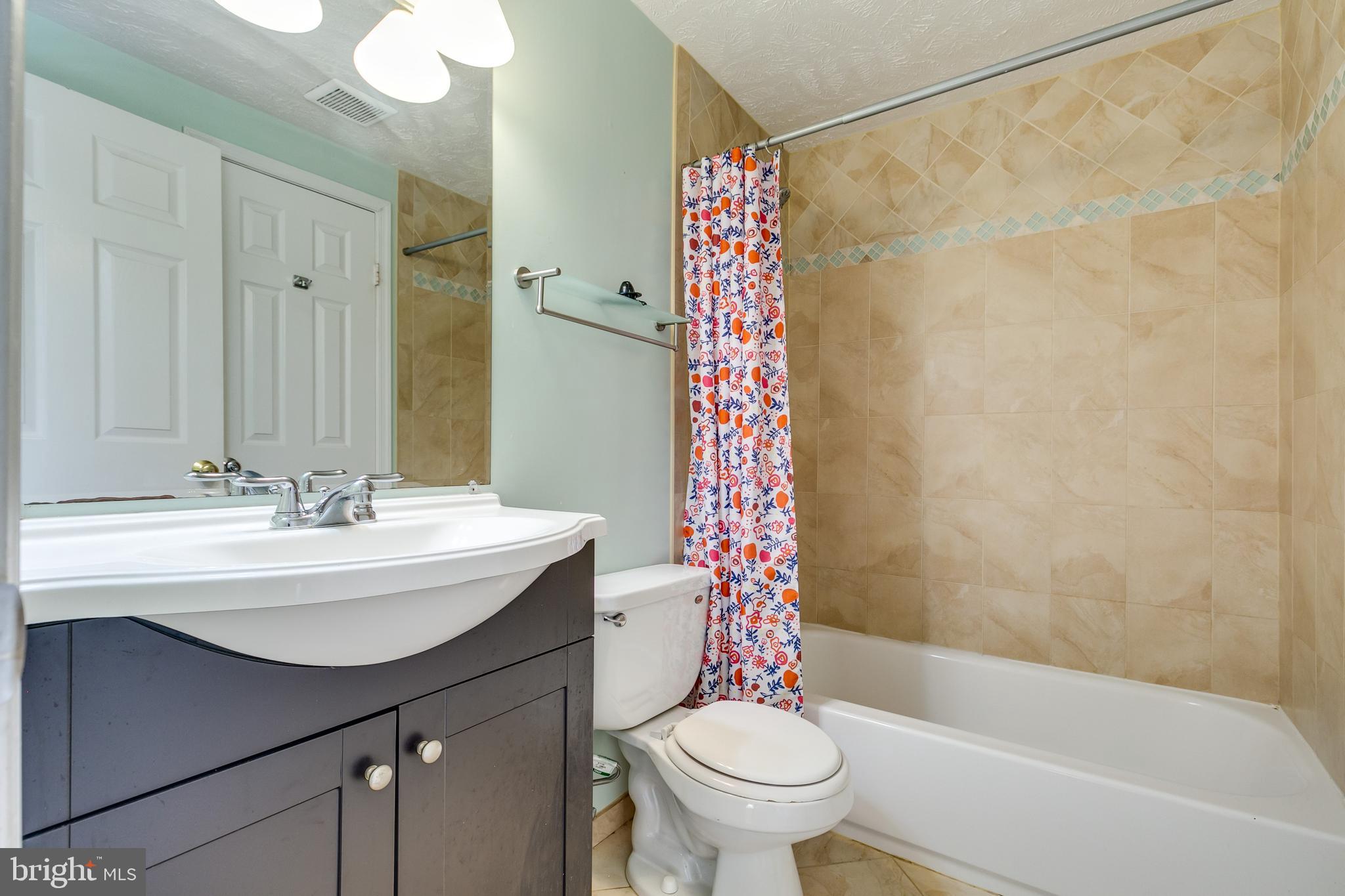 1589 Woodcrest Drive Reston, VA 20194 - Photo 18 of 29 a bathroom with a sink a toilet and a bathtub