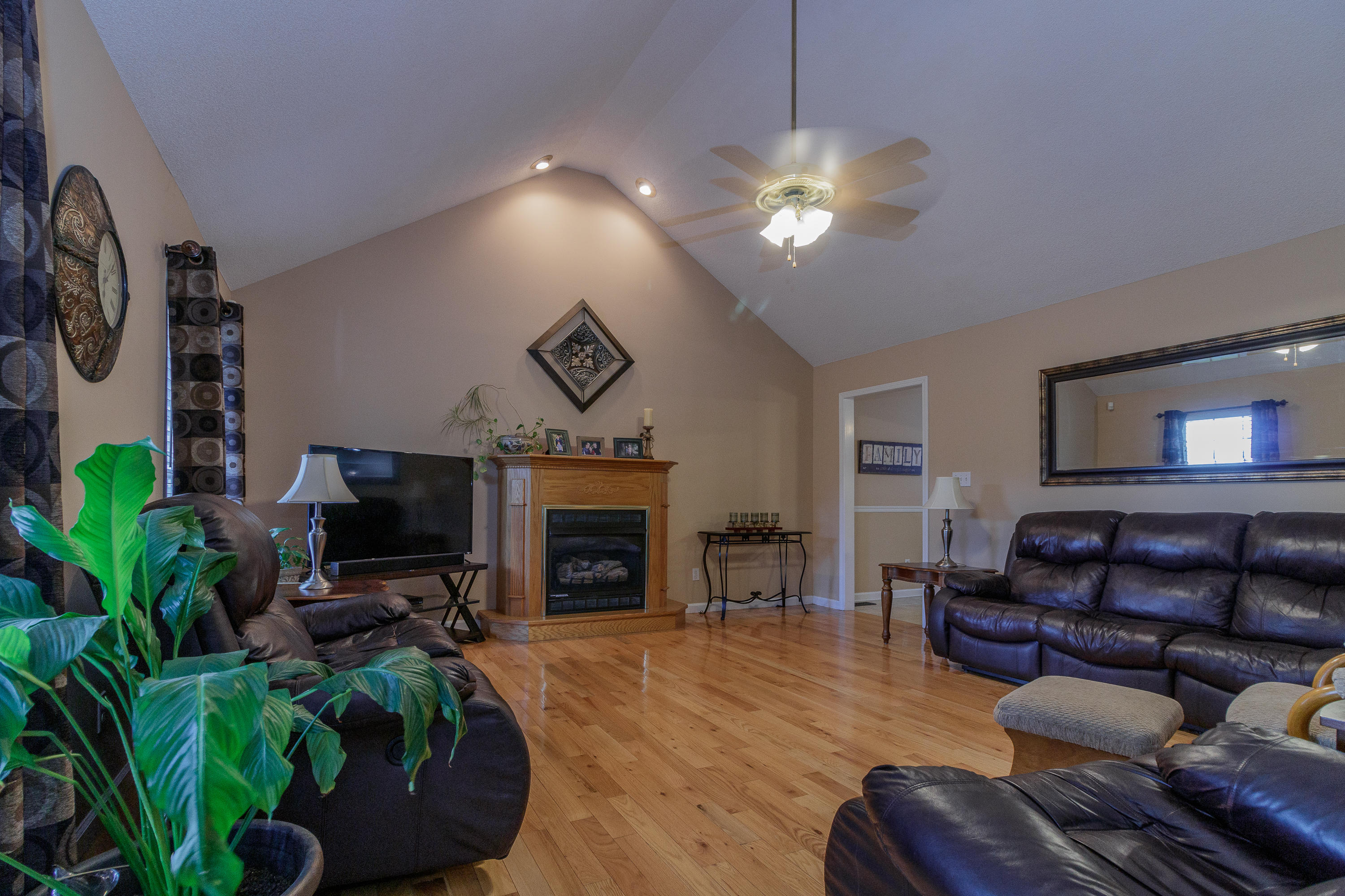 71 Earl Garner Road Ringgold, GA 30736 - Photo 3 of 40 Living Room
