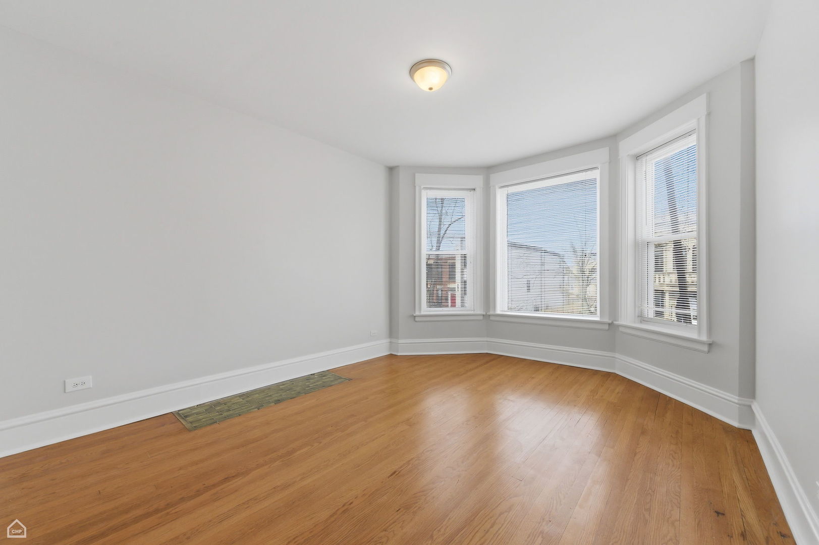 6033 South Rhodes Avenue Chicago, IL 60637 - Photo 2 of 15 Gallery Image 2