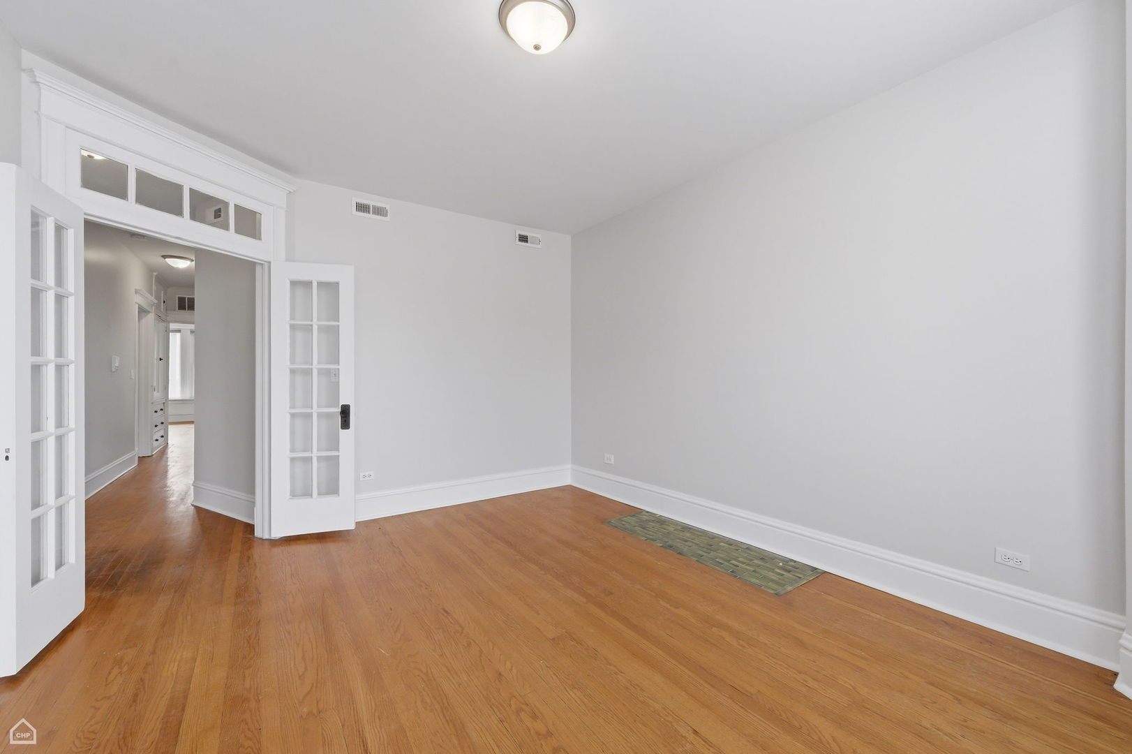 6033 South Rhodes Avenue Chicago, IL 60637 - Photo 3 of 15 Gallery Image 3