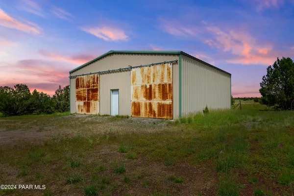 a view of an house with backyard