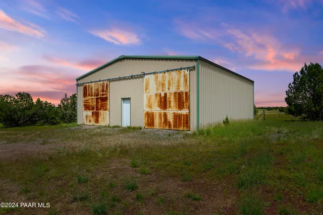 a view of an house with backyard