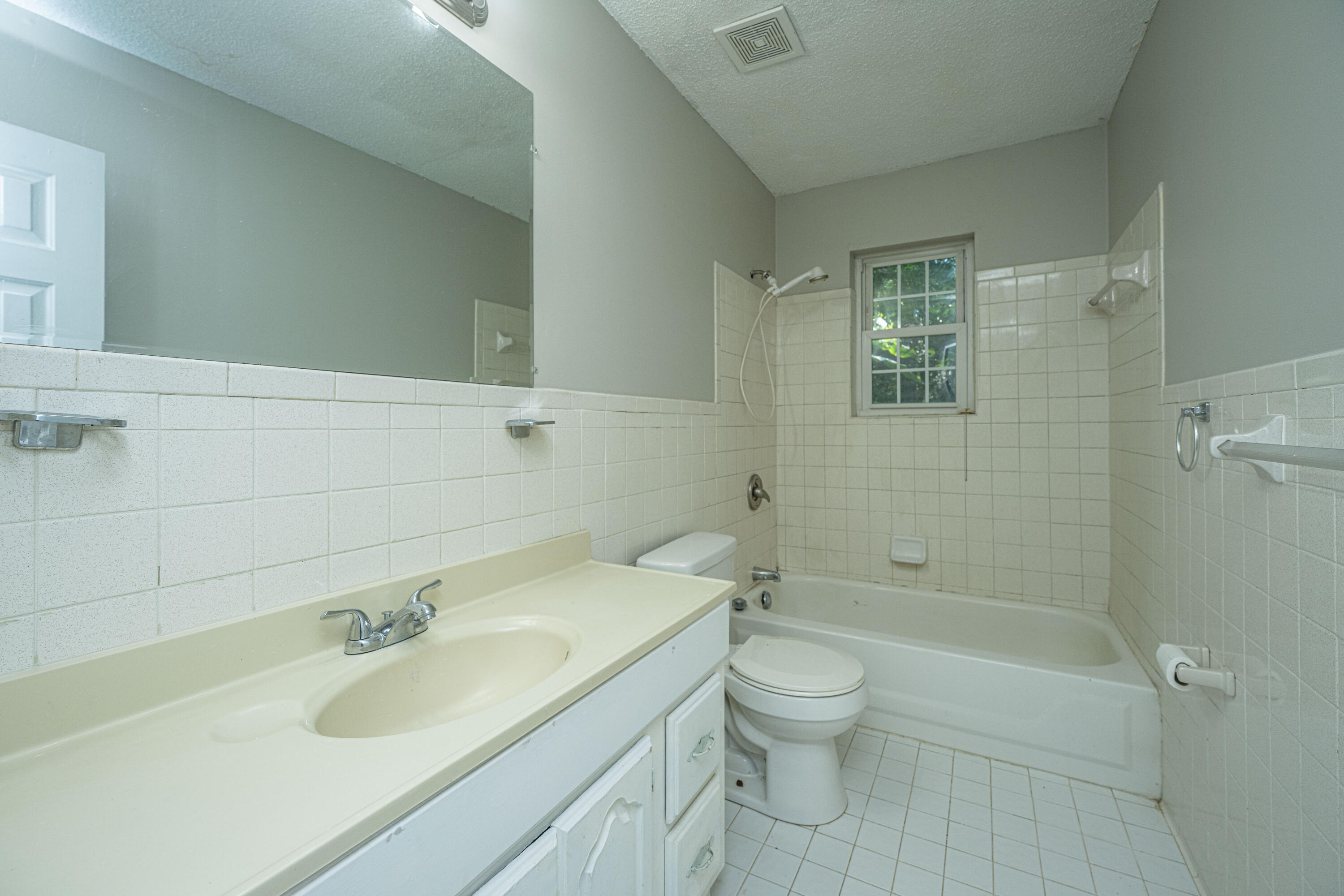 218 Triver Drive Moncks Corner, SC 29461 - Photo 5 of 37 218TriversDr021