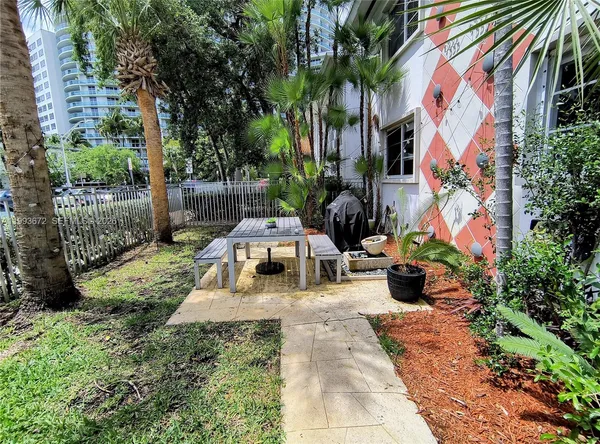 $2,400 | 1335 15th Street, Unit 9, Miami Beach, FL 33139