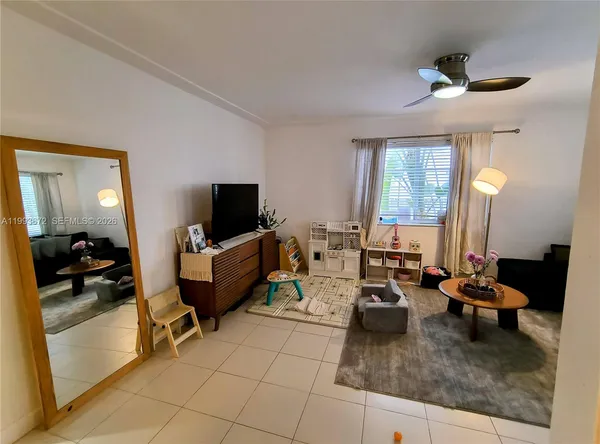 $2,400 | 1335 15th Street, Unit 9, Miami Beach, FL 33139