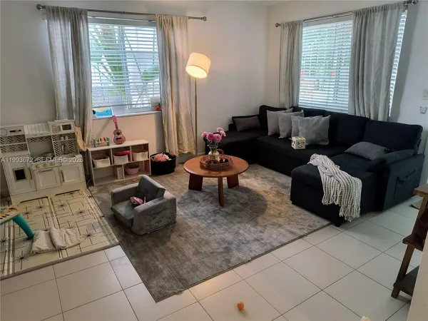 $2,400 | 1335 15th Street, Unit 9, Miami Beach, FL 33139