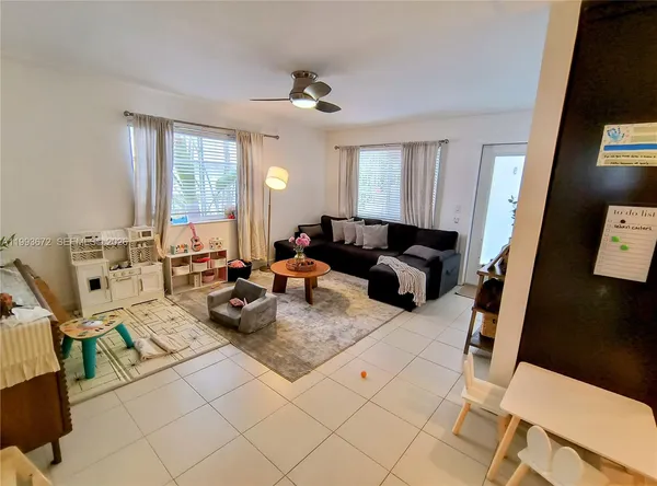 $2,400 | 1335 15th Street, Unit 9, Miami Beach, FL 33139