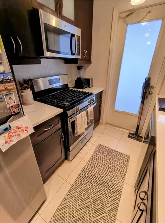 $2,400 | 1335 15th Street, Unit 9, Miami Beach, FL 33139