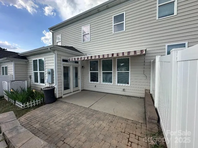 a view of a house with entryway and stairs