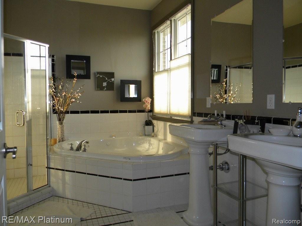 8846 Crofoot Road Fowlerville, MI 48836 - Photo 16 of 25 Private Master Bath