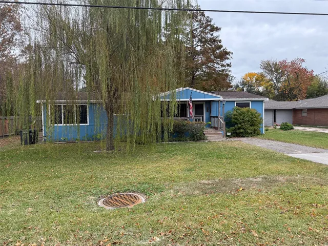 a view of a house with backyard and garden