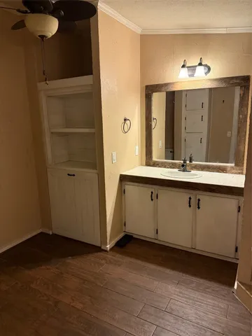 a view of a double vanity sink