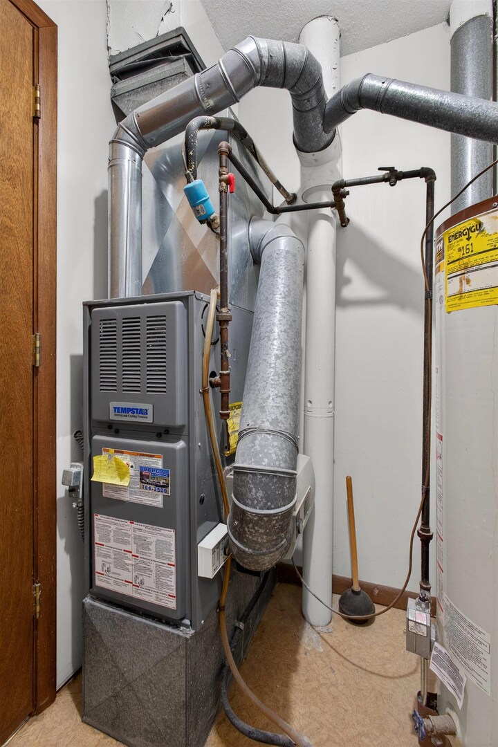 800 East Iowa Street, Unit 2C Eldridge, IA 52748 - Photo 25 of 28 a bathroom with a sink and a mirror