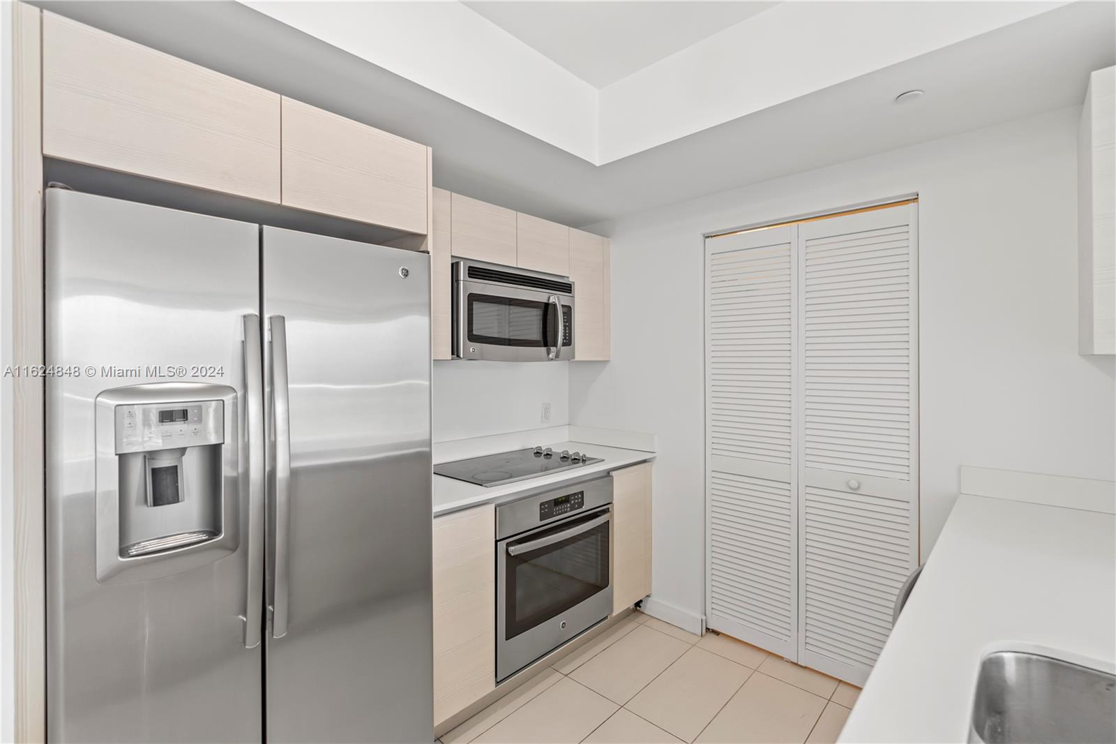 4250 Biscayne Boulevard, Unit 1018 Miami, FL 33137 - Photo 3 of 54 a kitchen with a refrigerator and a refrigerator