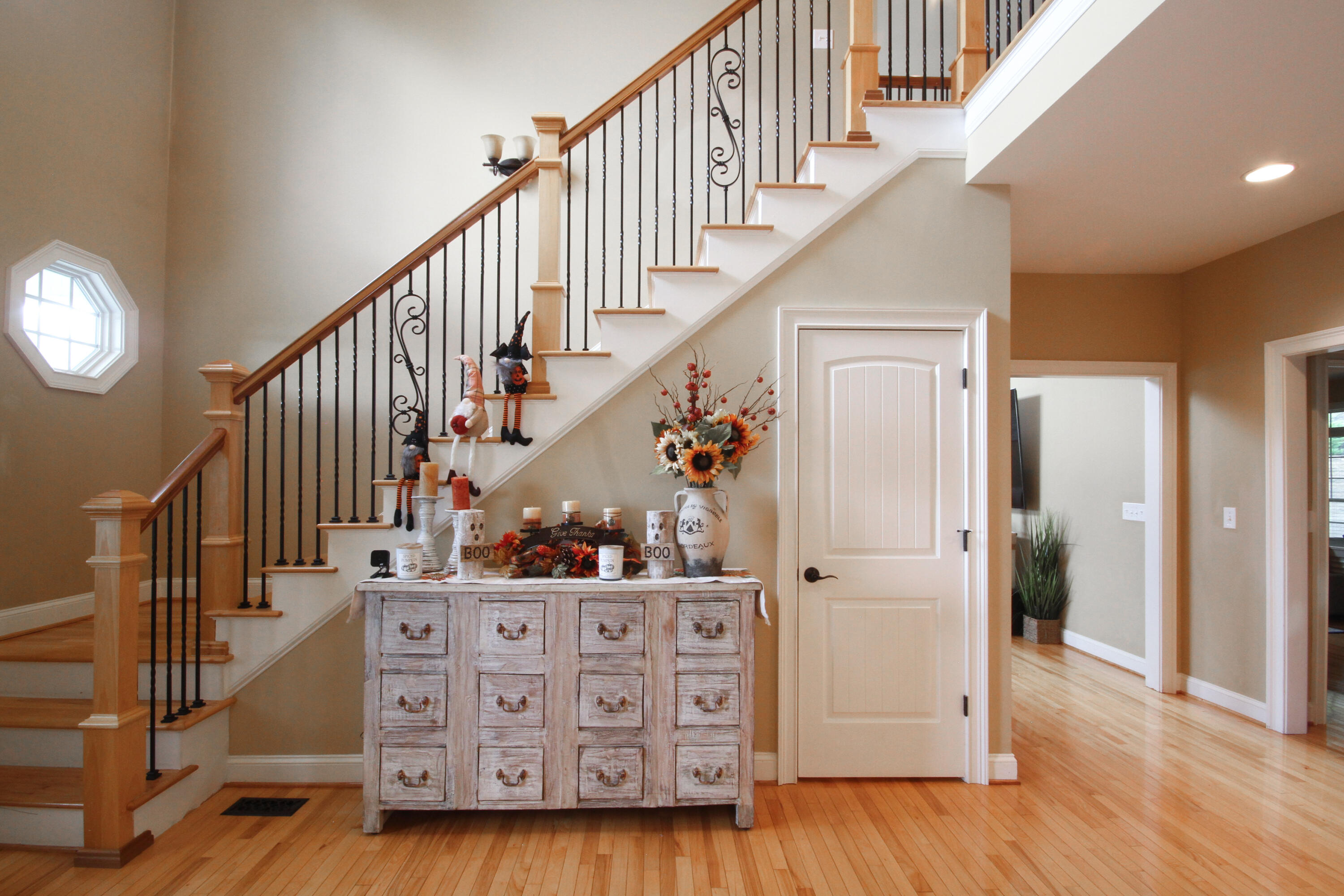 5917 Knightsbridge Road Roanoke, VA 24018 - Photo 3 of 33 5917 Foyer