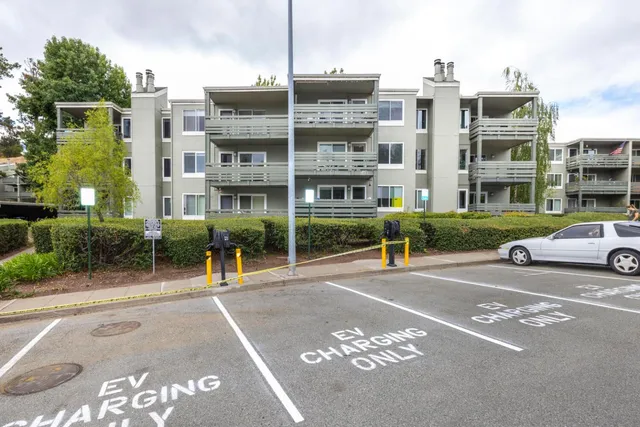 $649,000 | 4008 Farm Hill Boulevard, Unit 102, Redwood City, CA 94061