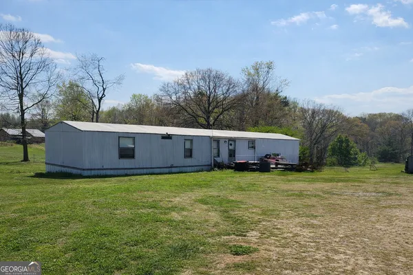 a view of a house with a yard