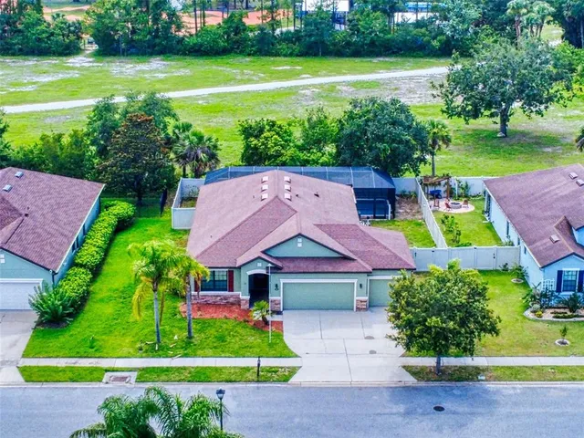 a view of a yard with a house