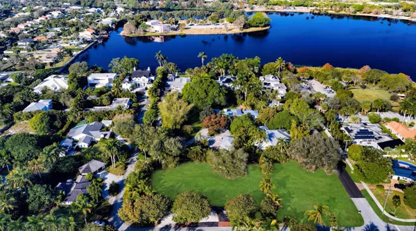 $3,395,000 | 1010 Hibiscus Lane, Delray Beach, FL 33444