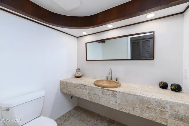 a view of a house with backyard and porch