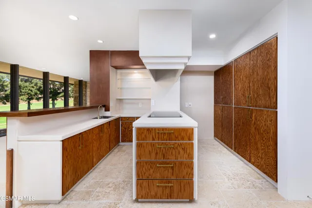 a view of a back yard