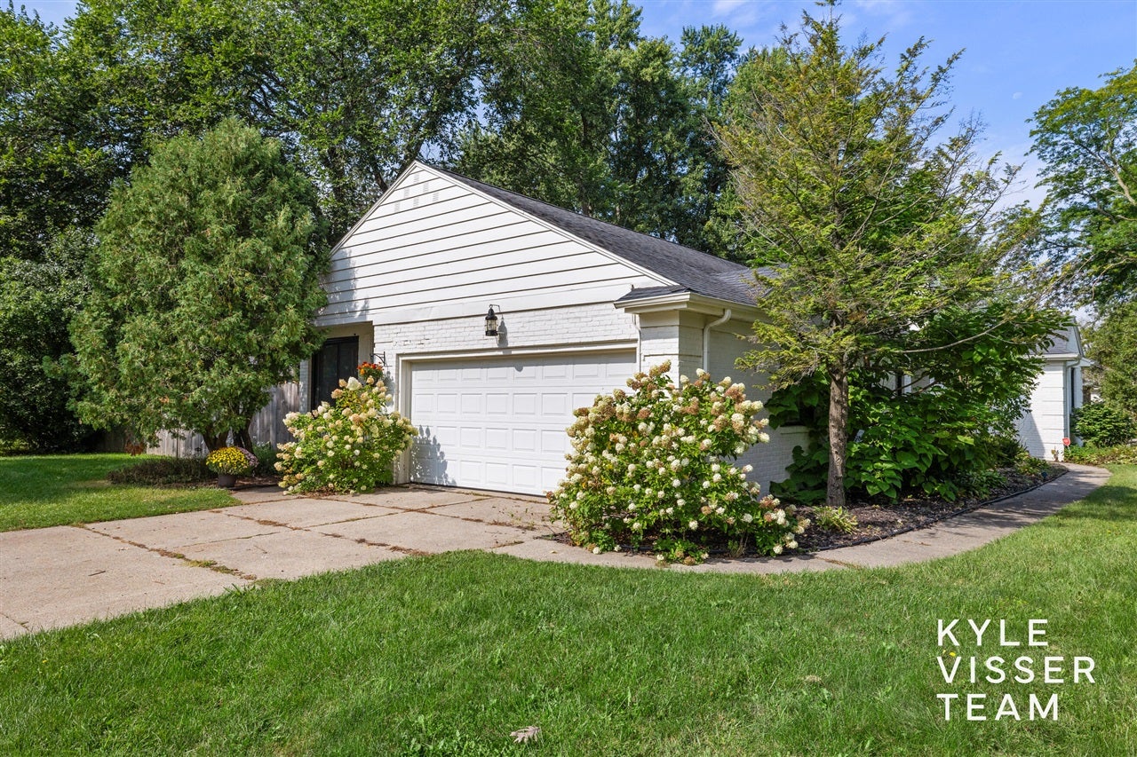 3030 Cascade Road Southeast East Grand Rapids, MI 49506 - Photo 3 of 53 Gallery Image 3