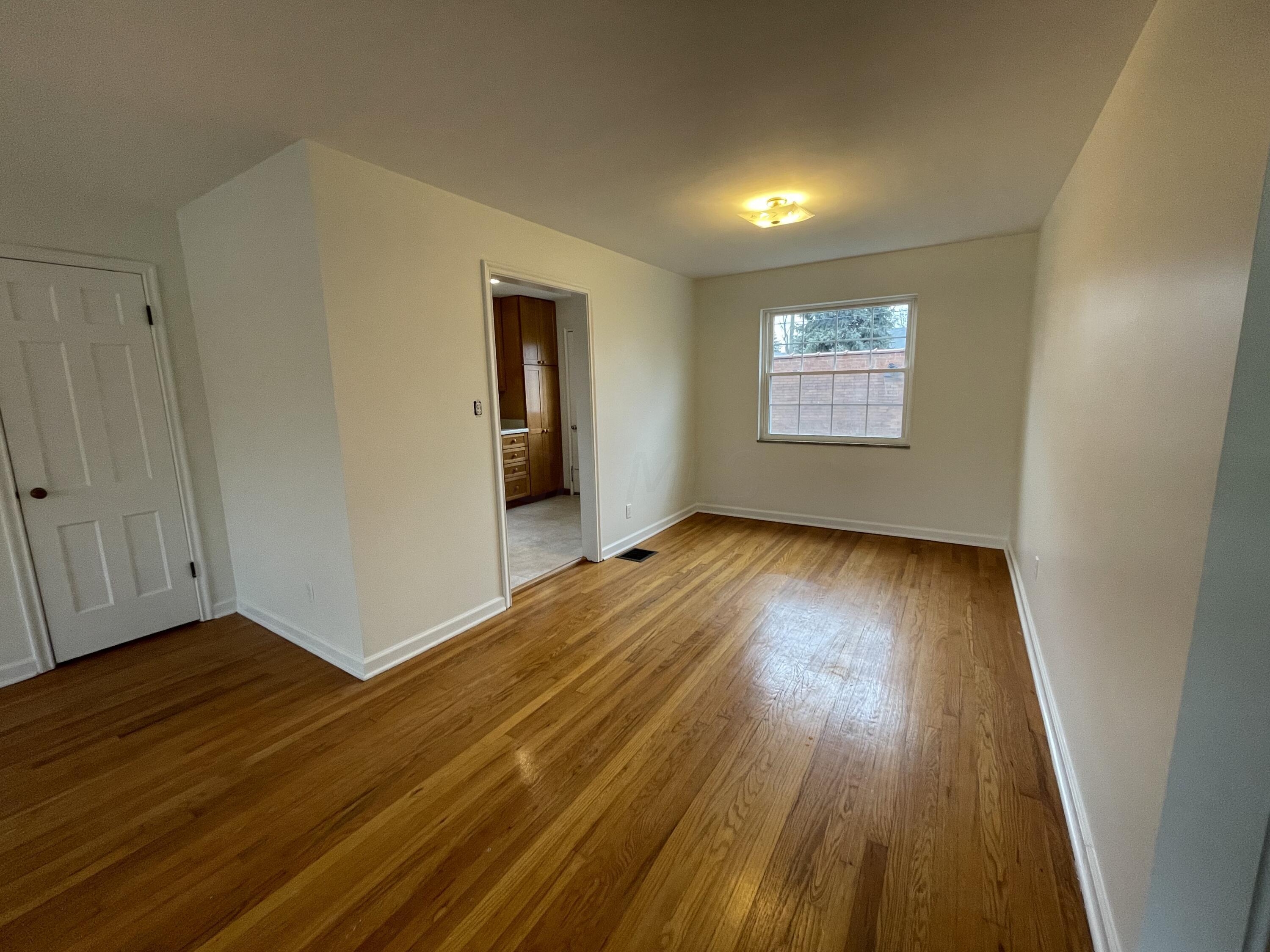 2126 Harwitch Road, Unit D Columbus, OH 43221 - Photo 5 of 26 IMG_5684