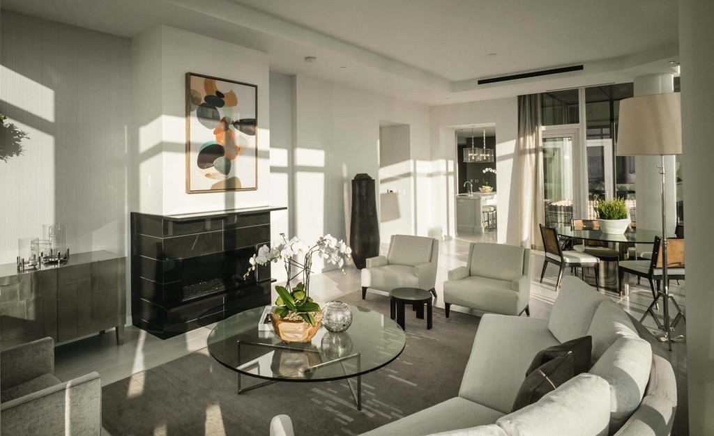 1 Franklin Street, Unit PH 2D Boston, MA 02110 - Photo 7 of 26 a living room with furniture kitchen view and a fireplace