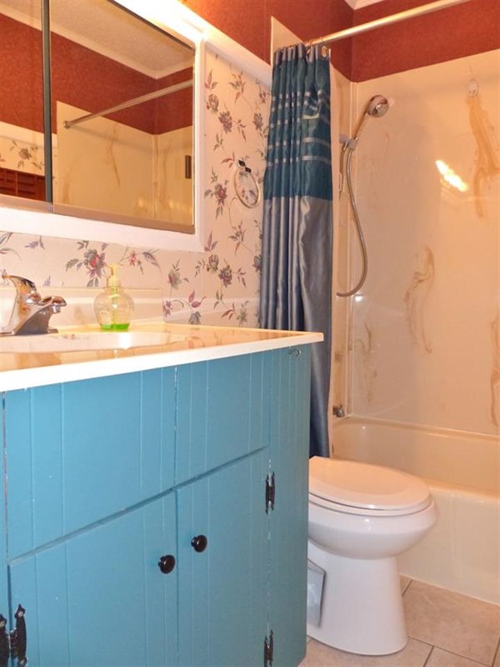 504 Greve Road Pensacola, FL 32507 - Photo 13 of 19 Bathroom with tub/shower combo.