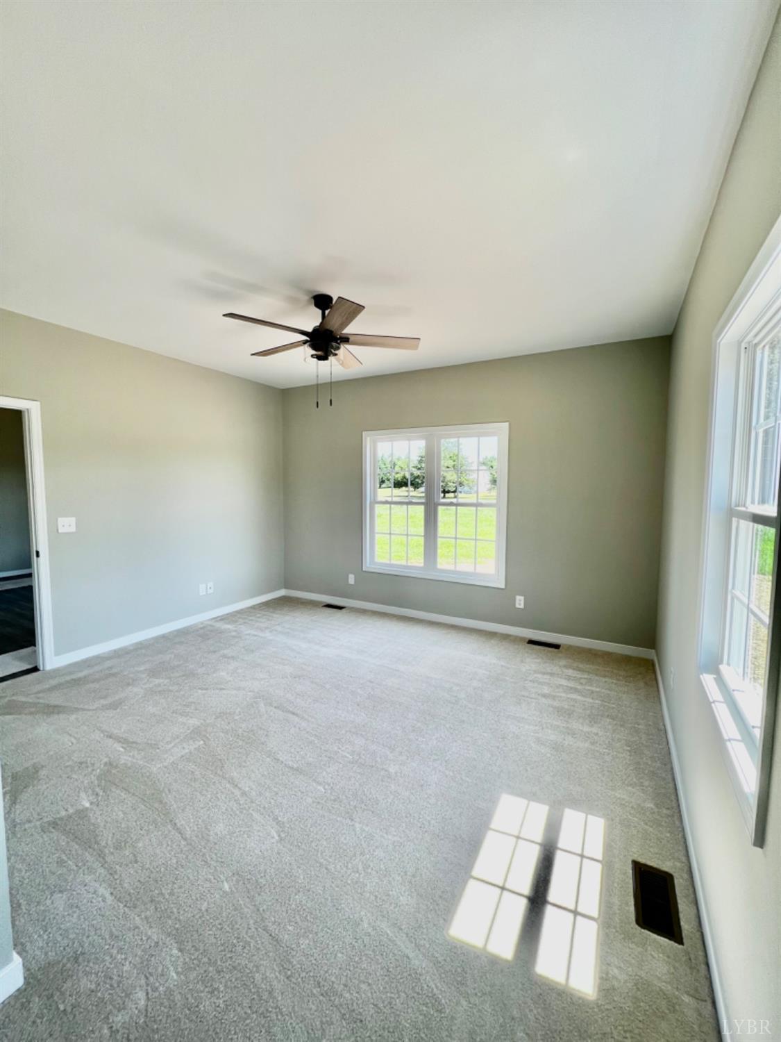 4922 Worsham Road Green Bay, VA 23942 - Photo 11 of 15 an empty room with windows and ceiling fan