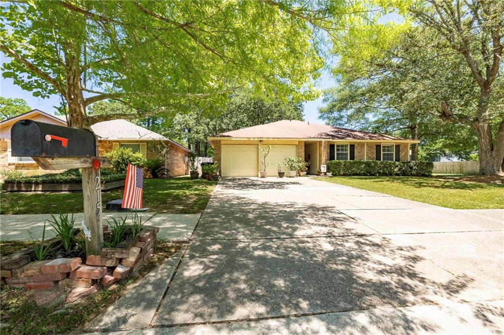 215 Ridgewood Circle Mandeville, LA 70471 - Photo 2 of 24