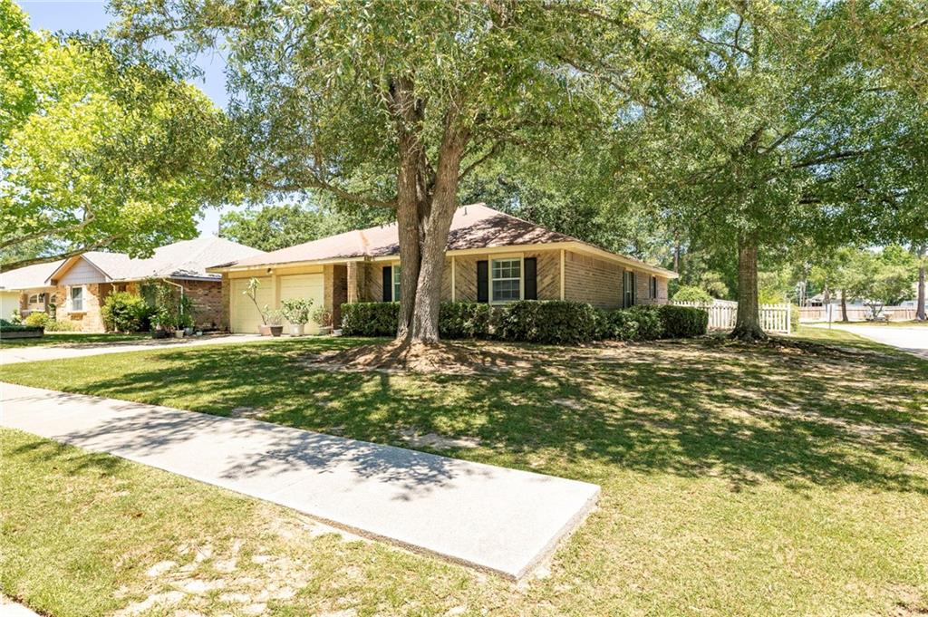 215 Ridgewood Circle Mandeville, LA 70471 - Photo 3 of 24