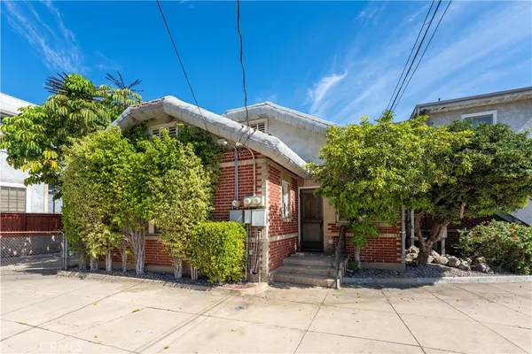 a view of a house with a backyard