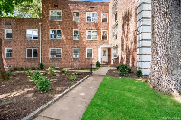 $309,000 | 1 Edwards Street, Unit 2D, Roslyn Heights, NY 11577
