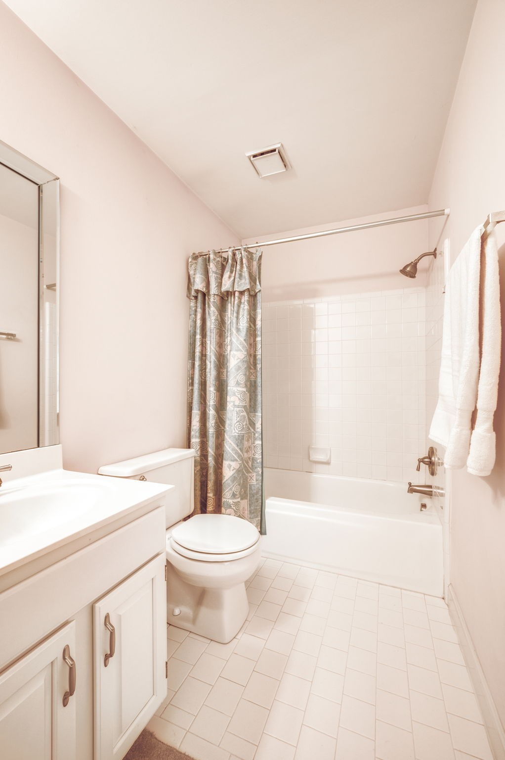 1705 Fieldcrest Circle Franklin, TN 37064 - Photo 43 of 45 a bathroom with a sink a toilet and a bathtub