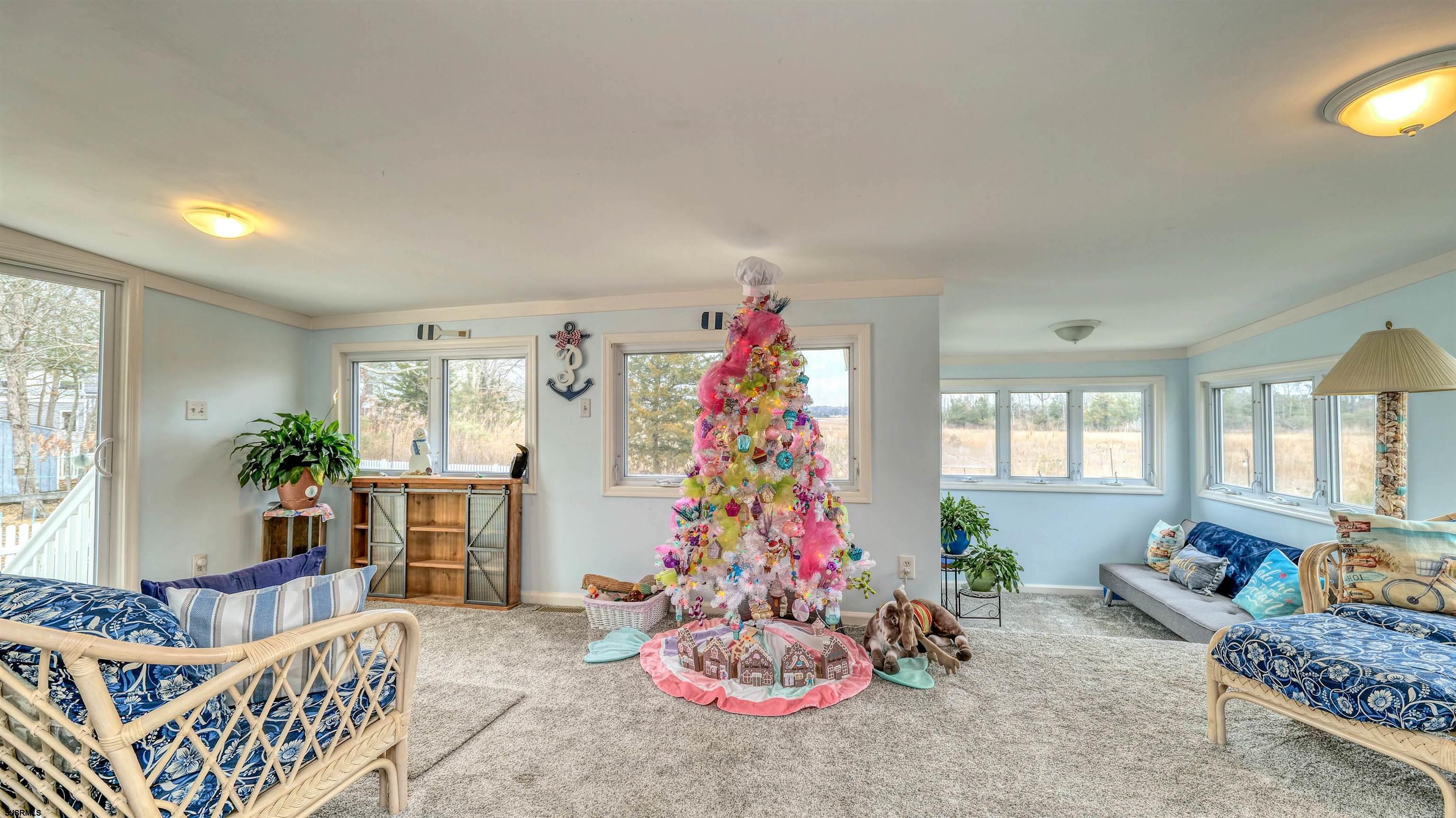 33 Defeo Lane Somers Point, NJ 08244 - Photo 10 of 29 a living room with furniture and a potted plant