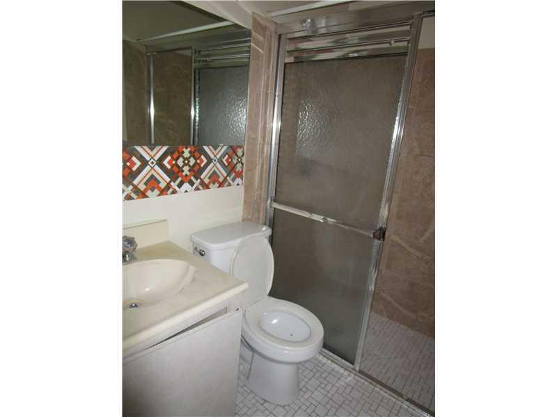 130 Fox Road, Unit 347 Hollywood, FL 33024 - Photo 8 of 12 Bathroom