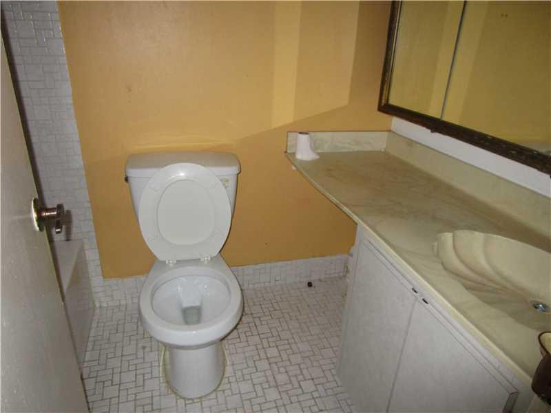 130 Fox Road, Unit 347 Hollywood, FL 33024 - Photo 9 of 12 Bathroom