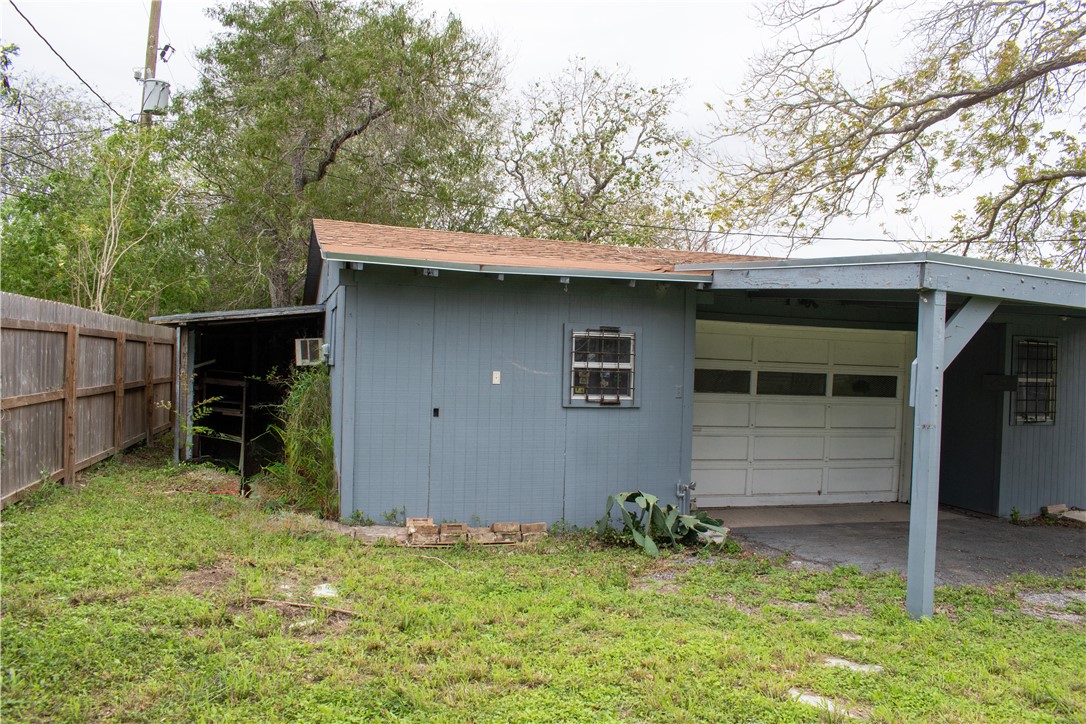 906 Rickey Drive Corpus Christi, TX 78412 - Photo 40 of 40 a backyard of a house