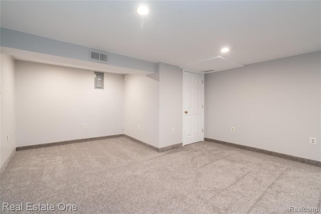 23657 North Rockledge Novi, MI 48375 - Photo 17 of 22