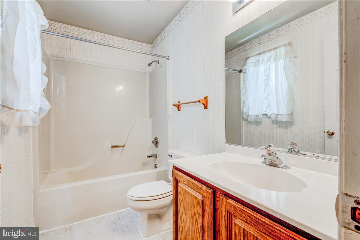 1368 Old Water Oak Point Road Pasadena, MD 21122 - Photo 20 of 30 Upper Main Bath
