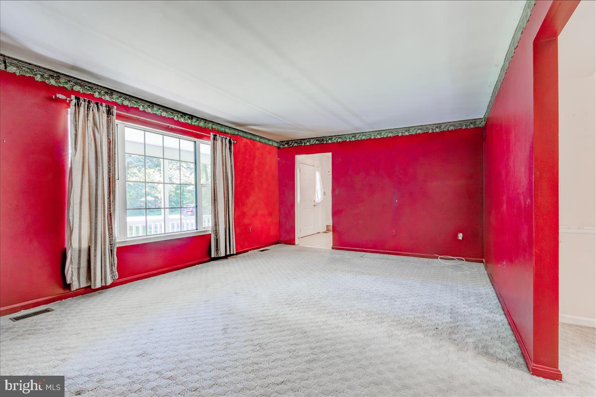 1368 Old Water Oak Point Road Pasadena, MD 21122 - Photo 5 of 30 Living Room