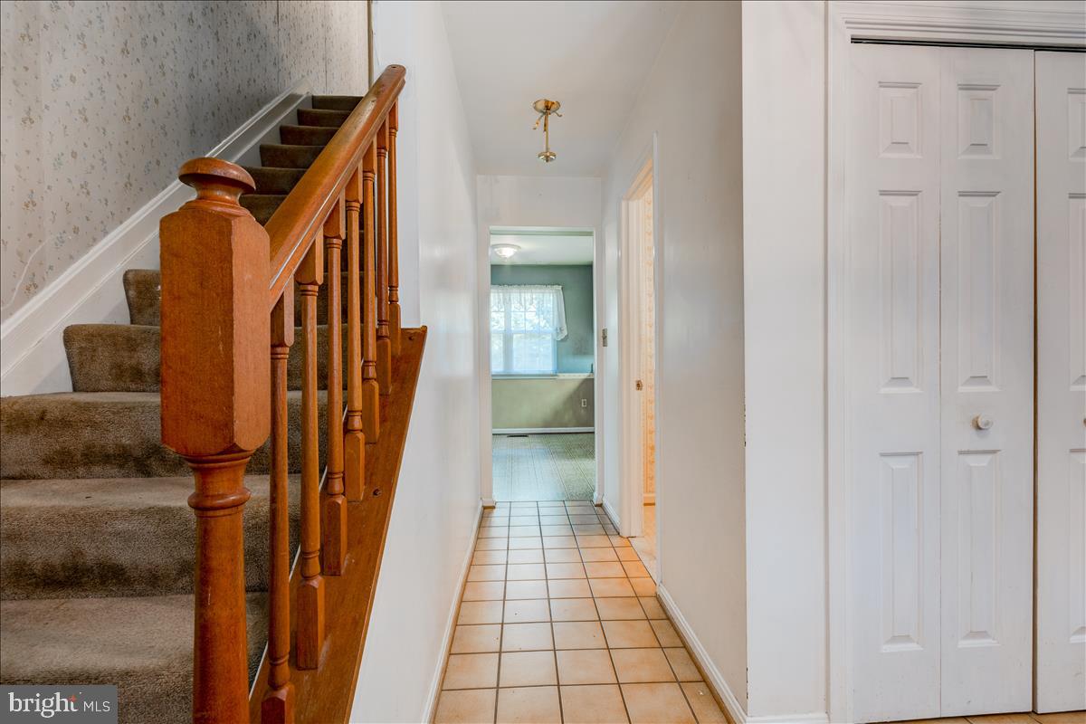 1368 Old Water Oak Point Road Pasadena, MD 21122 - Photo 7 of 30 Entrance/Foyer