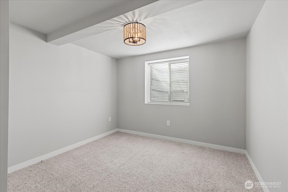 770 Lancaster Road Selah, WA 98942 - Photo 13 of 37 an empty room with windows