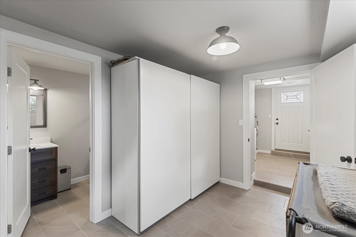 770 Lancaster Road Selah, WA 98942 - Photo 15 of 37 a view of a hallway with closet and bathroom